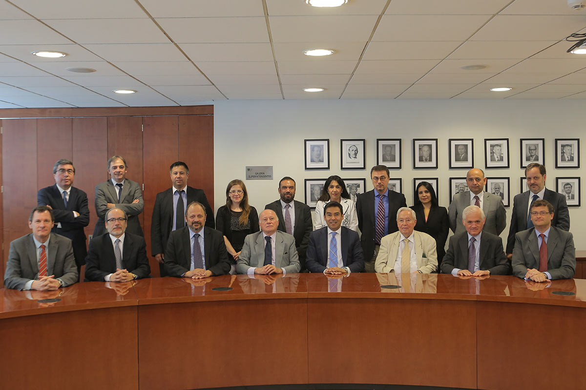 Los participantes en la inauguración del salón posan para tras la realización del evento.